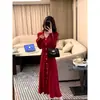 Vestido de punto rojo con cuello alto para mujer Lin Yan'er, nuevo estilo otoño e invierno, entallado a la cintura, elegante, vestido suéter de un solo pecho