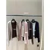 Conjunto de Dos Piezas para Mujer: Cárdigan de Punto Versátil Dulce de Una Sola Botonadura + Top sin Mangas Ajustado. Conjunto Elegante para Principios de Otoño.