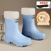 Botas de chuva da moda para mulheres, antiderrapantes, de cano médio, com punhos elásticos, sapatos de borracha impermeáveis de sola grossa