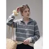 Suéter retrô listrado de gola semiaberta para mulheres, nova coleção outono/inverno 2026, versátil, rejuvenescedor, blusa de tricô de manga comprida, caimento solto