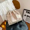 Las populares bolsas pequeñas de este año para mujer, nuevo modelo de primavera 2026, bolso bandolera con cadena de color liso, bolso tipo cubo texturizado estilo coreano