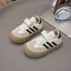 Sapatos brancos infantis sapatos para meninos e meninas 2025 outono crianças médias e grandes moda sapatos de treino alemães sapatos Forrest Gump sapatos esportivos sapatos de lona