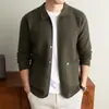 Yingao, nuevo cárdigan de otoño para hombres de mediana edad, chaqueta de punto con cuello y bolsillos, estilo moderno, para cruzar fronteras.