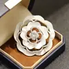Broche de Camelia Blanca de Nácar de Alta Gama de Lujo Exagerado Mismo Estilo que Wang Yibo Elegante y Elegante Broche de Rosa para Mujer