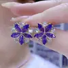 Aretes de Pétalos Morados, Lujo Ligero, Elegantes y Modernos, Diseño Único, Sensación de Lujo Ligero y Gama Alta