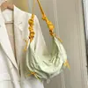 2025 Nueva Bolsa de Verano de Tela de Nailon para Mujer de Gran Capacidad, Bolsa de Hombro Cruzada Elegante, Bolsa Casual Tipo Dumpling Plisada con Color en Contraste