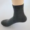 Calcetines para hombre de tubo medio empaque individual otoño e invierno color liso grosor medio casual de negocios calcetines de algodón fabricantes venta al por mayor calcetines para hombre