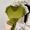 Top Feminino de Verão Fino Verde Oliva com Gola U e Manga Curta, Valoriza Pele Clara, Estilo Coreano, Refrescante, Caimento Regular nos Ombros, Camada Base Versátil de Camiseta