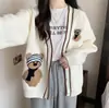 Cárdigan de punto bordado nuevo de otoño e invierno japonés y coreano con diseño de parche de oso, top suelto versátil, suéter abrigo para mujer