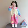 Conjunto de duas peças bordado com gatinho em blocos de cor estilo coreano para meninas, nova moda primavera e outono 2026 para meninas pequenas