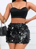 Atuendo de fiesta de discoteca para chica europea y americana popular con un estilo moderno: minifalda ajustada de lentejuelas en plata con cintura alta