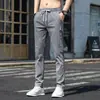 Jeans Masculino Slim Fit Stretch de Outono 2026 de Alta Qualidade de Hong Kong, Calças Casuais Longas Masculinas, Calças Masculinas Frescas de Seda de Gelo