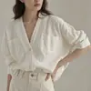 Top de oficina adelgazante de corte holgado estilo francés, nuevo diseño primavera y otoño 2026, camisa elegante blanca de manga larga para mujer con cuello en V