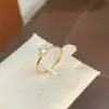 Baoman Xiaoqing Nuevo Anillo Redondo de Temperamento con Mini Perla de Cuatro Garras Diseño de Nicho Chapado en 18k