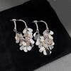 Aretes de aguja de plata de metal plateado simple, aretes de moda comodín, aretes de viento frío de nicho con temperamento de alta gama, venta al por mayor