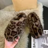 Sapatos slip-on macios de lã de cordeiro, novo modelo 2026, sapatos de algodão estilo Birkenstock preguiçosos e quentes, mules de bico fechado, mocassins