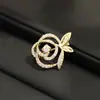 Broche de Flor de Peonía Bicolor Chapado en Oro Rosa, Sencillo y Elegante, Broche Floral Pequeño y Exquisito Incrustado de Piedras, Pin de Solapa para Mujer