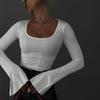 Nueva camiseta de manga acampanada para mujer, cuello en U europeo y americano, top corto sexy ajustado, color liso, sin espalda con tiras, camiseta básica al por mayor