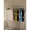 Camiseta Casual Solta Slimming Manga Longa Gola Redonda Meio Aberta com Botão Estilo Coreano Chá Verde Limão Outono Cedo para Mulheres 11035