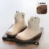 Botas Cano Curto Femininas Coleção Outono/Inverno 2026 Botas Martin Quentes com Veludo Extra Botas de Couro Infantis Botas Individuais Estilosas Botas da Moda