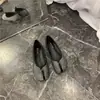 Sapatos de Bico de Porco com Solado Plano para Mulheres, Primavera e Outono de 2026, Mocassins Vermelhos de Dedos Divididos
