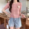 Tejido de punto de manga corta con flores de color sólido para mujer Verano 2025 Nuevo Cárdigan corto ajustado Top petite de moda
