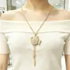 Colar minimalista de peixe pequeno com delicados detalhes em diamante, um pingente único para mulheres, uma corrente de clavícula sofisticada e um colar de chave com laço doce.