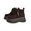 Botas femininas de camurça estilo Martin, novas outono/inverno 2026, versáteis, com sola grossa, leves, antiderrapantes, forradas com pelúcia, botas curtas que aumentam a altura para pessoas baixinhas