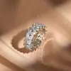 RAKOL Anillo de Zirconia Estilo Ins Europeo y Americano Transfronterizo con Diamante Rectangular y Cadena de Esmeralda Anillo de Diseño Hueco Joyería