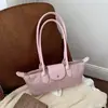 Bolso de hombro tipo baguette de gamuza patchwork, ligero y lujoso, estilo retro para mujer, nueva colección de otoño 2026, que irradia un ambiente sofisticado y elegante, perfecto para ir al trabajo