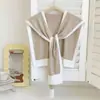 Xale Tricô Tendência Preto e Branco Color Block Estilo Chanel para Mulheres, Adequado para Ambientes com Ar Condicionado, com Proteção para Ombros e Pescoço e Gola Falsa
