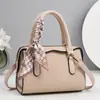 Bolsa de Mão Feminina Bordada Transfronteiriça Feminina Outono/Inverno 2025 Coreia do Sul Ins Moda Simples Bolsa de Ombro Bolsa Transversal Portátil