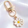 Llavero colgante de aleación con diseño de margarita estilo goteo de aceite, anilla en D dorada, charm de flor multicolor, accesorios para manualidades, venta al por mayor