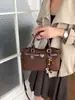 Bolsa colgante de adorno con estampado de leopardo miu de alta gama para mujer, nuevo estilo 2026, bolso de mano retro de un solo hombro, bolso cruzado versátil para el trabajo