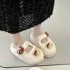 Pantuflas antideslizantes casuales y versátiles para interior, colección de invierno 2026, con lindos diseños de gatos de dibujos animados, suelas gruesas y cubiertas peludas para los dedos.