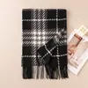 Bufanda gruesa de cuadros para otoño e invierno para niñas, calentador de cuello de invierno para parejas y estudiantes, elegante y cálido para ir al trabajo, chal con flecos estilo coreano