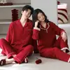 Conjunto de pijama rojo de algodón puro para pareja, estilo primavera/otoño, con cuello de solapa, mangas largas y pantalones largos, adecuado para recién casados, bodas y como ropa cómoda para estar en casa tanto para hombres como para mujeres