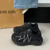 Sapatos Dad de Solado Grosso Retrô Novos para Mulheres Outono Malha Respirável para Caminhada ao Ar Livre Sapatos Esportivos Casuais Versáteis com Cadarço
