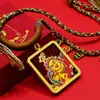Exquisitamente Elaborado Dios de la Riqueza Amarillo Hecho a Mano Arena Mineral Tíbet Thangka Cinco Direcciones Nepal Caja Gawu Collar Colgante de Cuerda de Cinco Direcciones Mayoreo