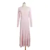 Vestido Longo Elegante de Manga Curta com Decote em V, Caimento Justo, Detalhe em Renda, Saia Plissada, Elegante e Rejuvenescedor, Adequado para Noites de Encontro e Eventos Noturnos
