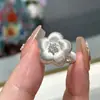Anel de Flor de Ameixa com Zircônia Desenho Fio Estilo Livro Vermelho Pequeno 2024 Novo Nicho Elegante Luxo Leve Pistilo de Flor Anel de Dedo Exquisito