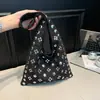 Moda Europea y Americana 2026 Primavera Nuevo Bolso Tote, Elegante y Genial Bolso de Hombro Tipo Cubo con Tachuelas de Lunares para Mujer