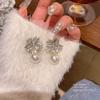 Pendientes de copo de nieve de circón exquisitos de lujo ligero de nicho con aguja de plata S925 nuevos de Corea del Sur, pendientes de perla elegantes para todo tipo de ocasiones pendientes