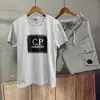 PC. Camiseta Redonda com Estampa de Logo Serrilhado da Empresa, Corte Solto, Calça Cargo Funcional de Cinco Pontos Reta
