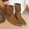Primeiro Encontro Botas de Cano Curto Fashion Versáteis com Bico Fino e Fivela Coleção Outono 2026 Novo Estilo Botas Fashion que Aumentam a Altura para Mulheres Baixas