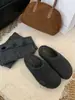 Pantuflas de exterior para mujer estilo media pantufla modelo 2025 invierno temática de bosque de lana con punta cerrada suela gruesa forro de felpa estilo Birkenstock de algodón