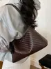 Bolso de mano de nicho estilo francés 2026 con un toque elegante, bolso tejido de moda de alta gama, bolso baguette simple de un solo hombro para llevar debajo del brazo