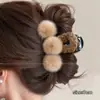 Presilha de cabelo de pelúcia em formato de peixe para outono e inverno para mulheres, luxo leve e toque de alta qualidade, tamanho grande para cabelos grossos, acessório de cabelo versátil tipo pinça de tubarão