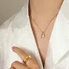 Colar com pingente de cadeado de joia europeia e americana zircônia corrente de clavícula feminina estilo ins frio simples aço titânio banhado a ouro 18K P924