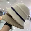 Sombrero de cubo de punto pequeño para adelgazar la cara, estilo nuevo de otoño e invierno para mujer, sombrero de cloche de punto versátil y cálido para el sol, sombrero a prueba de viento